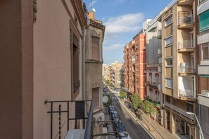 Property grounds - Charming apartment in a great location to explore Barcelona, local neighborhood away from the touristic mass and very well connected to the center by metro. The metro station is just 5 minutes away. (L'Hospitalet de Llobregat)