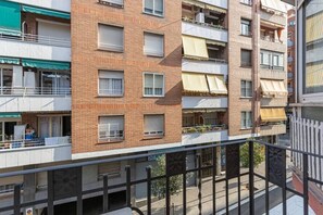 Property grounds - Charming apartment in a great location to explore Barcelona, local neighborhood away from the touristic mass and very well connected to the center by metro. The metro station is just 5 minutes away. (L'Hospitalet de Llobregat)