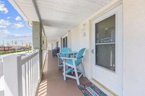 Outdoor dining - Steps to the Beach – Cozy 2-Bedroom Condo (Cocoa Beach)