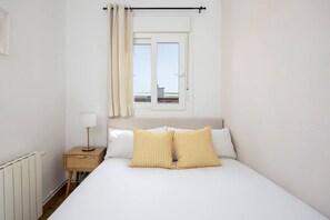 3 habitaciones, tabla de planchar con plancha y cuna de viaje 