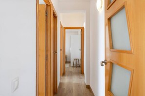 Interior - Amazing and bright 3-bedroom home, nestled in the charming town of Cornellà de Llobregat, just a short 20-minute journey from the vibrant city of Barcelona. (Cornellà de Llobregat)