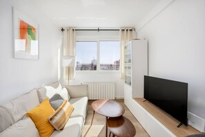 TV, offices - Amazing and bright 3-bedroom home, nestled in the charming town of Cornellà de Llobregat, just a short 20-minute journey from the vibrant city of Barcelona. (Cornellà de Llobregat)