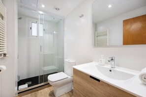 Secadora de cabello, toallas, shampoo, papel de baño 