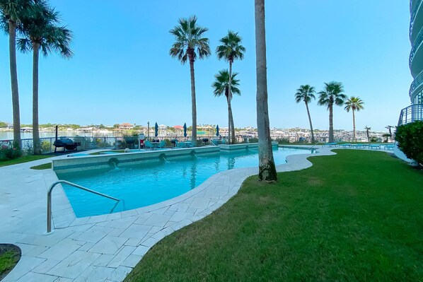 من حمّامات السباحة المغطاة، حمّام سباحة مُدفَّأ