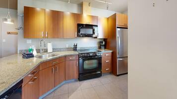 Refrigerador, microondas, horno y parrilla de estufa