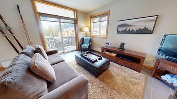 Televisión y chimenea