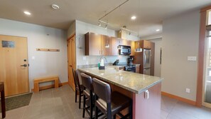 Kylskåp, mikrovågsugn, ugn och spishäll