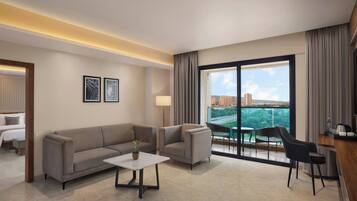 Suite clásica, 1 cama de matrimonio grande con sofá cama, vistas a la ciudad | Sala de estar | Televisión LED de 42 pulgadas con canales por satélite