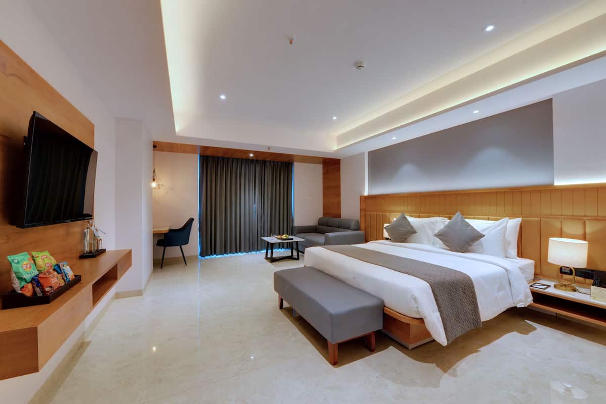 Fern Classic Room, 1 King Bed | 1 bedroom, minibar, in-room safe, desk
