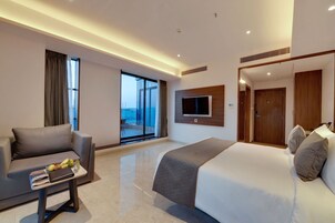 Winter Green Premium Room, 1 King Bed | Minibar, in-room safe, desk, blackout drapes