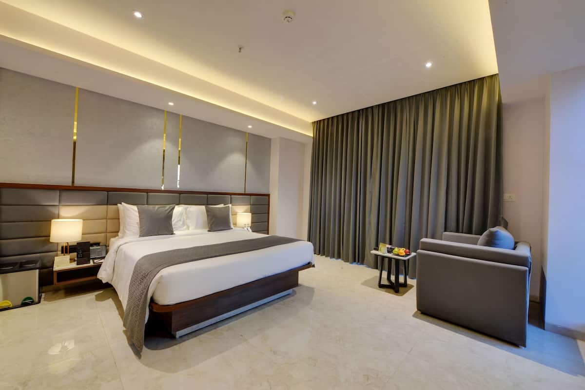 Winter Green Premium Room, 1 King Bed | 1 bedroom, minibar, in-room safe, desk