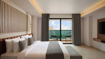 Minibar, coffres-forts dans les chambres, bureau, rideaux occultants