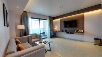 Fern Classic Suite, 1 King Bed | Living area | 42-inch LED TV with satellite channels