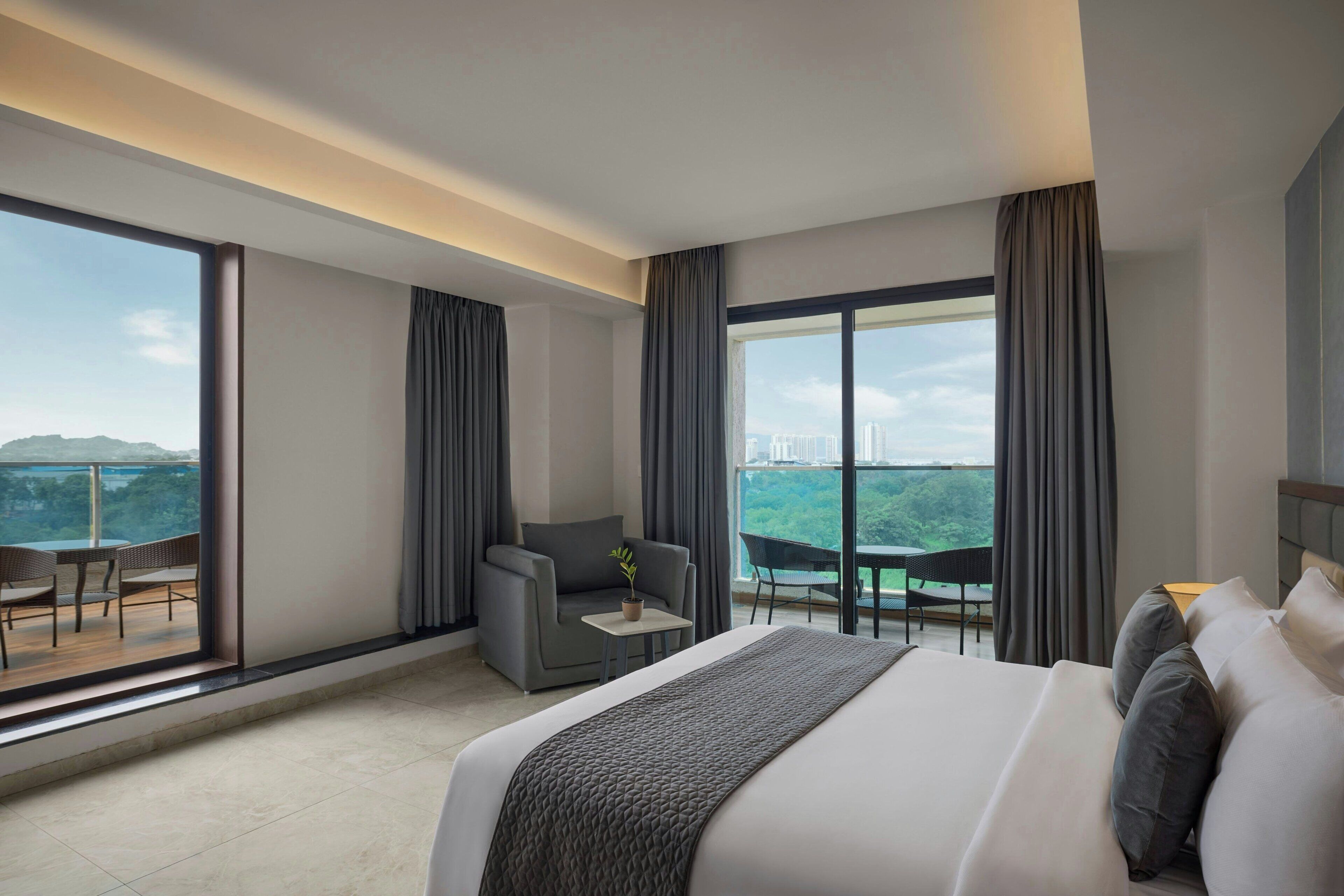 Premium Room, 1 King Bed with Sofa bed | Minibar, in-room safe, desk, blackout drapes