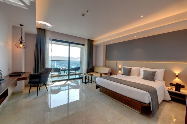 Winter Green Room, 1 King Bed | Minibar, in-room safe, desk, blackout drapes