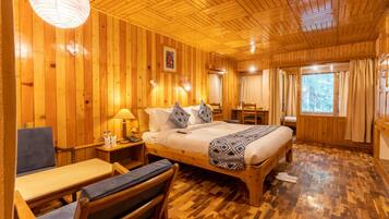 Deluxe Room, Garden View | Bathroom | Combined shower/bathtub, rainfall showerhead, free toiletries