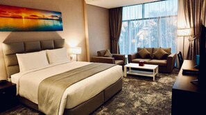 Suite Deluxe, para no fumadores, vista parcial al mar | Caja de seguridad en la habitación y tabla de planchar con plancha 