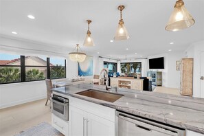 Kjøleskap, mikrobølgeovn og ovn