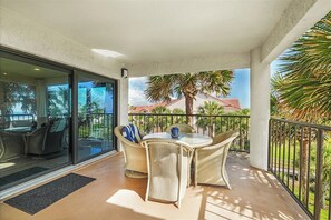 Outdoor dining - 3 bedroom Ocean Front with amazing ocean views! (Saint Augustine)