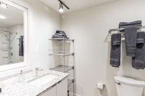 Shower, hair dryer, towels - Studio Near the Great Lakes Science Center (Cleveland)