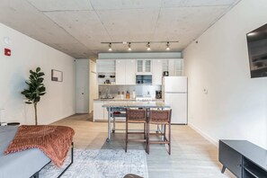 Een koelkast, een microgolfoven, een oven, een kookplaat