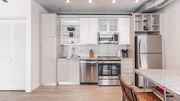 Réfrigérateur, four à micro-ondes, un four, surface de cuisson