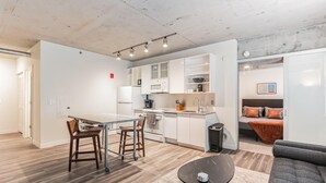 Een modern appartement met keuken, eethoek en zitkamer.