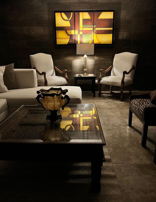 Deluxe Penthouse | Living area | 32-inch Smart TV with digital channels, Netflix, pay movies - BLACK TREE HOTEL BOUTIQUE (Mazatlán)