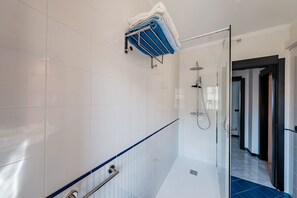 Dusche, Haartrockner, Bidet, Handtücher