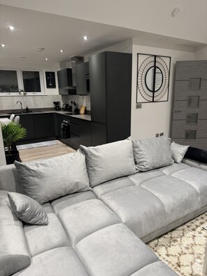 Smart TV - Luxury 2 bed Apartment in Town Centre - FREE WIFI! (Luton)