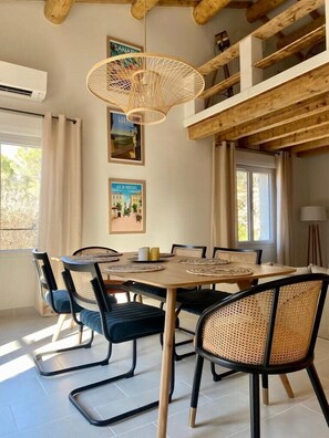 Dining - Holiday Home, nature and swimming pool in Provence ! (Mérindol)