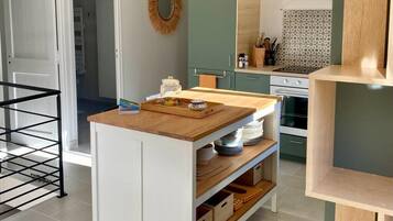 Réfrigérateur, micro-ondes, four, plaque de cuisson