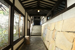 Artículos de tocador gratuitos, pantuflas, toallas, shampoo