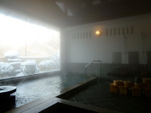 Toalettartikler (inkludert), tøfler, håndklær og sjampo