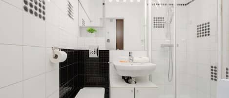 Shower, hair dryer, towels, shampoo