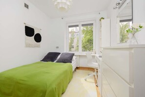 1 chambre, bureau, fer et planche à repasser, lit parapluie