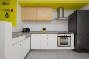 Fridge, oven, stovetop, dishwasher