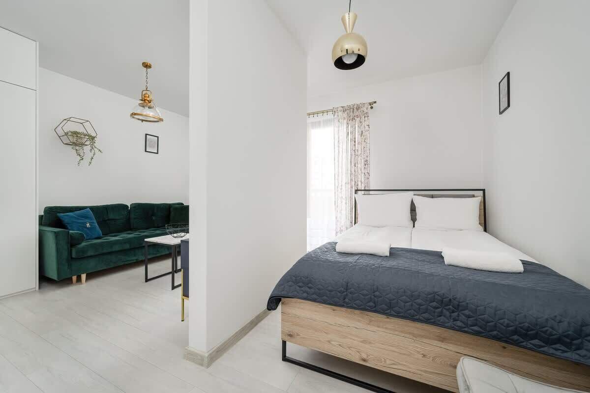 Een strijkplank/strijkijzer, reisbedje, wifi, beddengoed