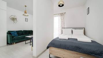 Een strijkplank/strijkijzer, reisbedje, wifi, beddengoed