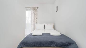 Fer et planche à repasser, lit parapluie, Wi-Fi, draps fournis