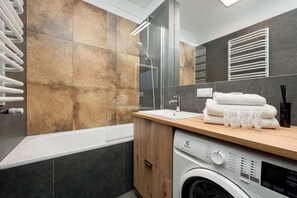 Dusche, Haartrockner, Handtücher, Shampoo