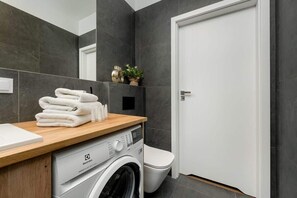 Dusche, Haartrockner, Handtücher, Shampoo