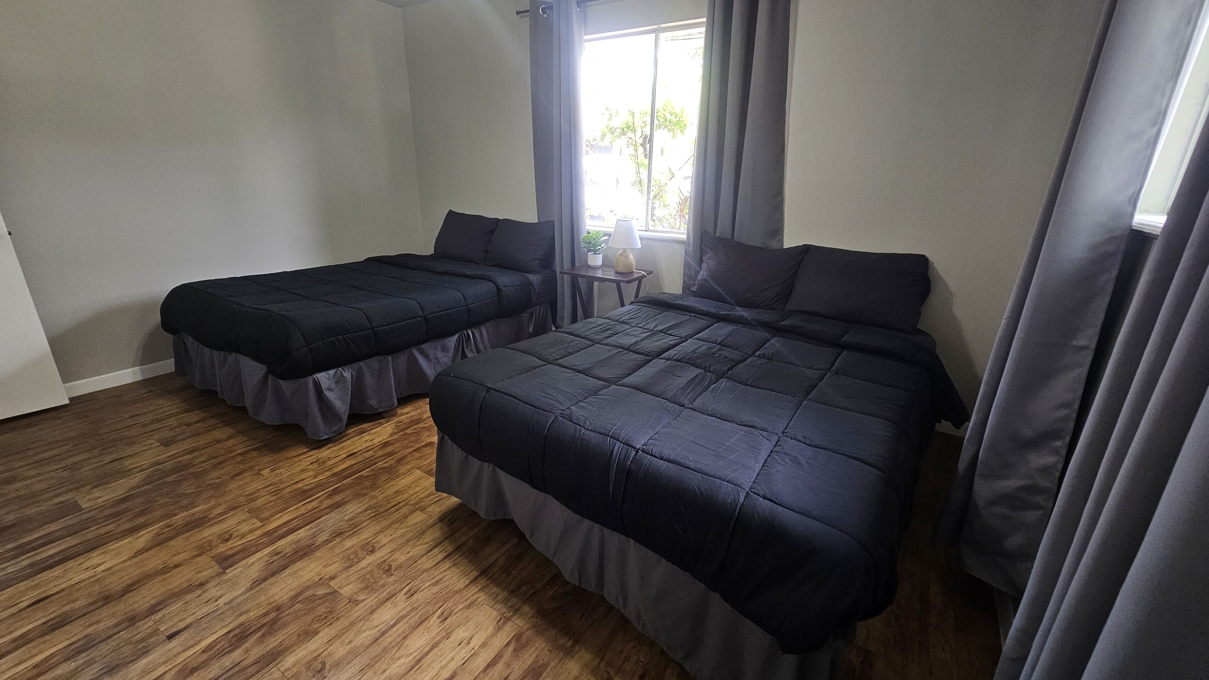 2 quartos, escrivaninha, ferros/tábuas de passar roupa