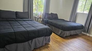 2 Schlafzimmer, Schreibtisch, BĂŒgeleisen/BĂŒgelbrett, kostenloses WLAN