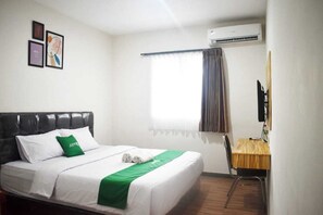 Deluxe Double or Twin Room | Laptop workspace, free WiFi - Bima Guest House (Malang)