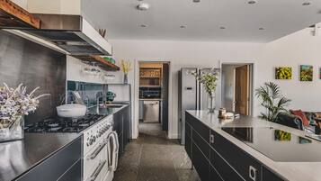 Réfrigérateur, micro-ondes, four, lave-vaisselle