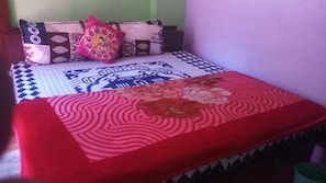 Desk, free WiFi, bed sheets - Ajay Home Stay Almora (Almora)
