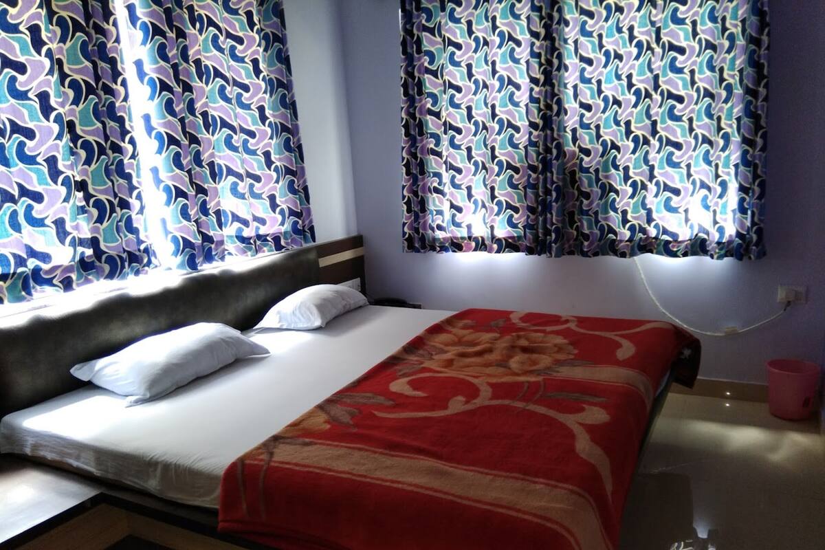 Quarto quádruplo luxo | Escrivaninha, Wi-Fi de cortesia, roupa de cama