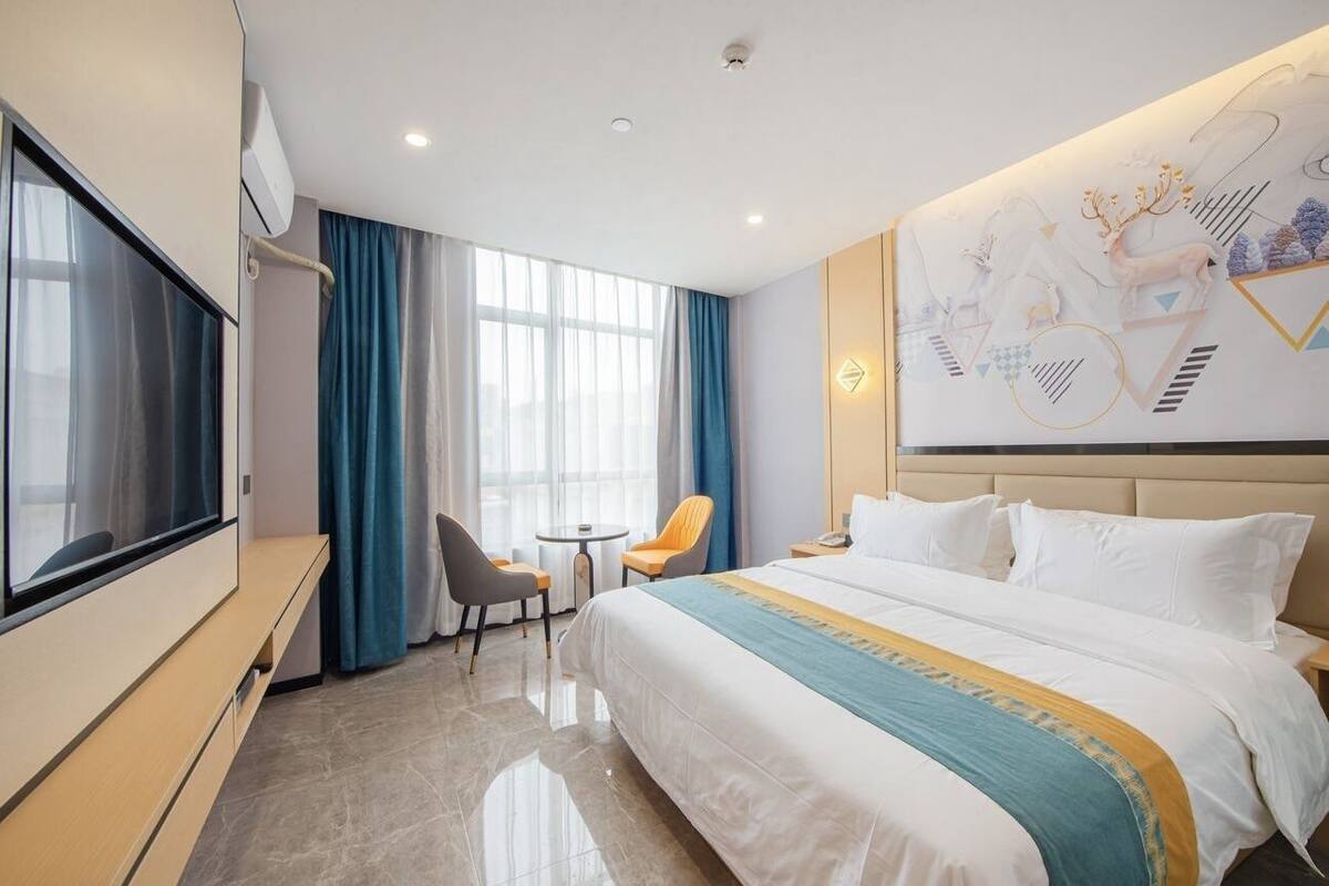Habitación básica, 1 cama de matrimonio | Cortinas opacas y wifi gratis