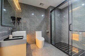 Habitación Confort, 1 cama de matrimonio grande, vistas al río | Baño | Zapatillas